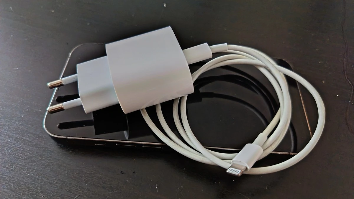 Taháte nabíjecí kabel za drát místo za konektor? Životnost mu tím zkracujete o několik měsíců