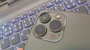 iPhone má skrytou „notifikační diodu“. Sice má jenom jednu barvu, ale na nové zprávy i hovory upozorní