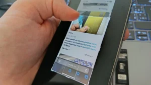 Skvělá funkce iOS mnohým unikla. iPhone můžete ovládat jenom pohybem očí bez jediného dotyku