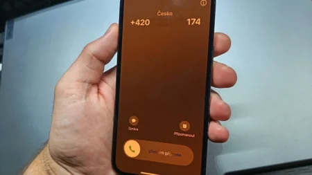 Zdánlivá banalita, ale hlavně při přechodu z Androidu na iOS mnozí neví, jak na iPhonu odmítnout hovor. „Červené“ tlačítko se neukazuje vždy