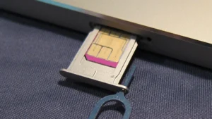 iPhone náhle nevidí SIM kartu, ale nezoufejte. Obvykle zabere to nejjednodušší řešení