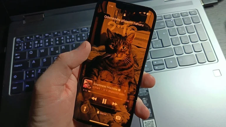 Držení iPhonu jednou rukou