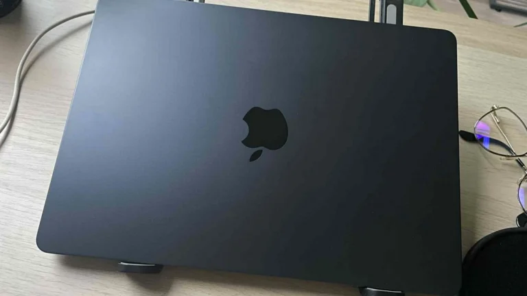 MacBook černé barvy