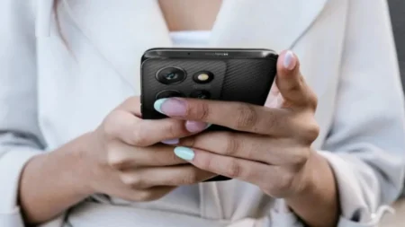 Motorola se po neúspěchu vrátila s ThinkPhone s armádní odolností. Zaujme však i cenovkou a spoluprací s OS Windows