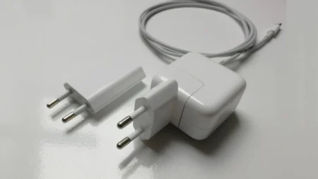 Nabíjení telefonu silnější nabíječkou: Vysvětlení výrobce by snad mohlo přesvědčit, že mu neškodí. Sám to dělám