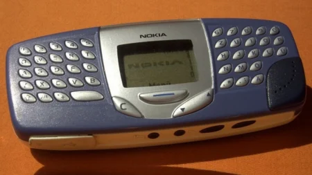 Neleží vám doma starý mobil za desítky tisíc korun? Některé modely byly úplně běžně a mnozí je pořád mají