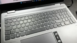 Tvrdý restart ne. Když myš ani touchpad nefunguje, můžete rychle restartovat počítač s Windows OS přes klávesnici