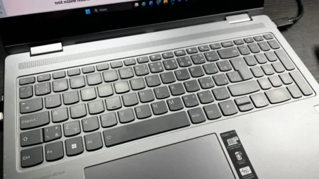 Tvrdý restart ne. Když myš ani touchpad nefunguje, můžete rychle restartovat počítač s Windows OS přes klávesnici