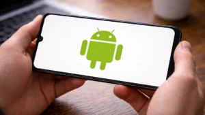 Průměrná ztráta 380 000 Kč. Zákeřný virus pro OS Android krade peníze z bankovního účtu a maže data v telefonu