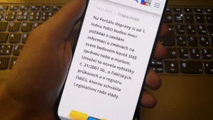 Řidičům v Česku chodí falešná SMS, že dostali body od PČR