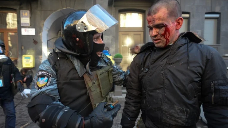 Ukrajinský policista těžkooděnec zatýká