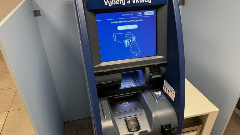 Bankomaty jsou stále méně bezpečné, stará finta se vrací do hry. Vládní agentura varuje, že podvodníci kradou peníze ve velkém