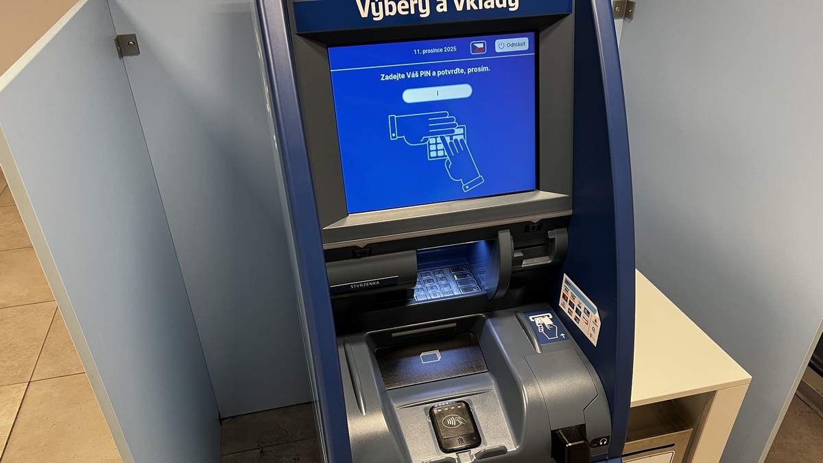 Bankomaty jsou stále méně bezpečné, stará finta se vrací do hry. Vládní agentura varuje, že podvodníci kradou peníze ve velkém
