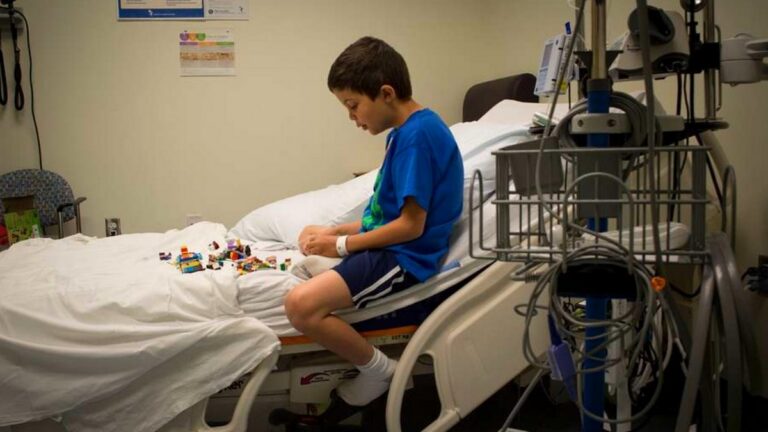 Chlapec na nemocničním lůžku