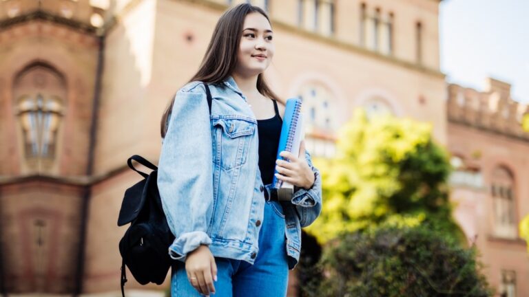 „Dala jsem veškeré úspory na studium na VŠ. Když jsem chtěla nastoupit, vyhodili mě,“ stěžuje si Aneta