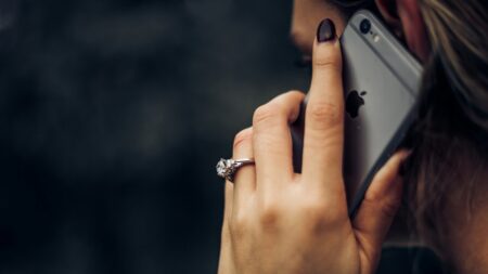 Policie varuje: „Jestli vám přijde SMS o nové hlasové zprávě, nevolejte zpět.“ Za cizí linku zaplatíte „ranec“