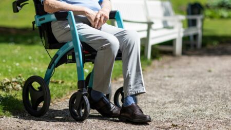 Hezký inzerát na zdravotní pomůcky „zdarma“ končí ztrátou několika tisíc. A nenaletí jenom senioři