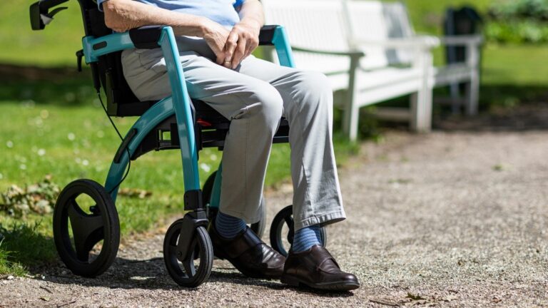 Hezký inzerát na zdravotní pomůcky „zdarma“ končí ztrátou několika tisíc. A nenaletí jenom senioři