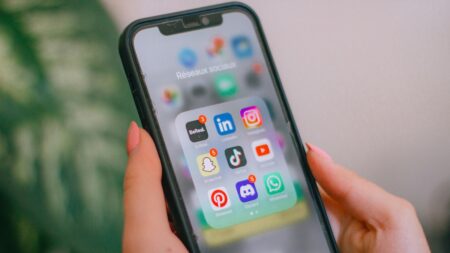 Už žádný chaos v notifikacích. Google a Samsung testují velkou změnu, která vám ulehčí život