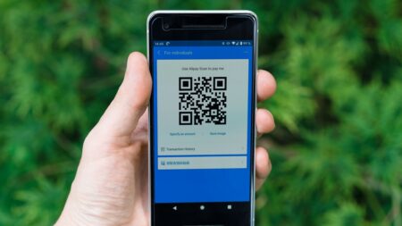 „Naskenoval jsem QR kód podle pokynů. Jenže telefon nemám a peníze už taky ne,“ říká naštvaně Vendelín