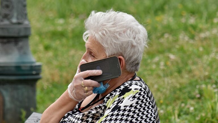 Babička, telefon