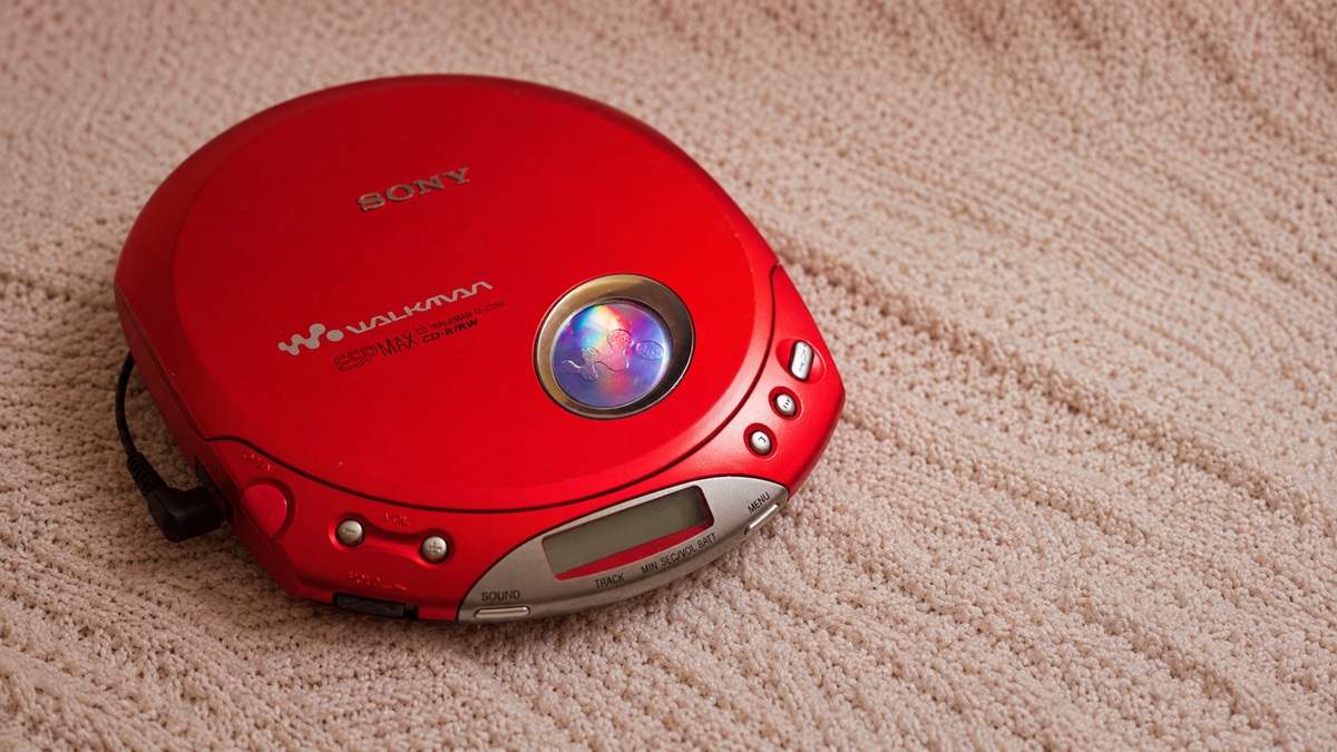 Pamatujete Discman? Legendární CD přehrávač se vrací v nové verzi, kterou si oblíbíte