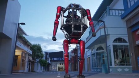 Čína vyrobila robota jako z Transformers. Váží půl tuny, mění se z dvounožce na čtyřnožce a stojí přes 12 milionů Kč
