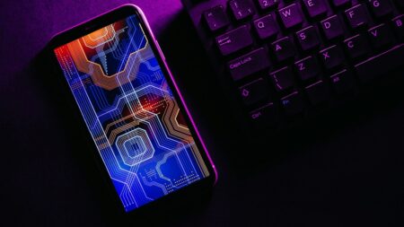 Někdo vám špehuje telefon a vy o tom nevíte. Android teď umí útočníka vystopovat, stačí funkci zapnout – ale jenom na vlastní riziko