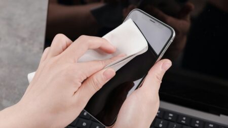 Displej telefonu i televize čistí většina lidí špatně. Stará metoda s hadříkem má pravidla, která nikdo nedodržuje