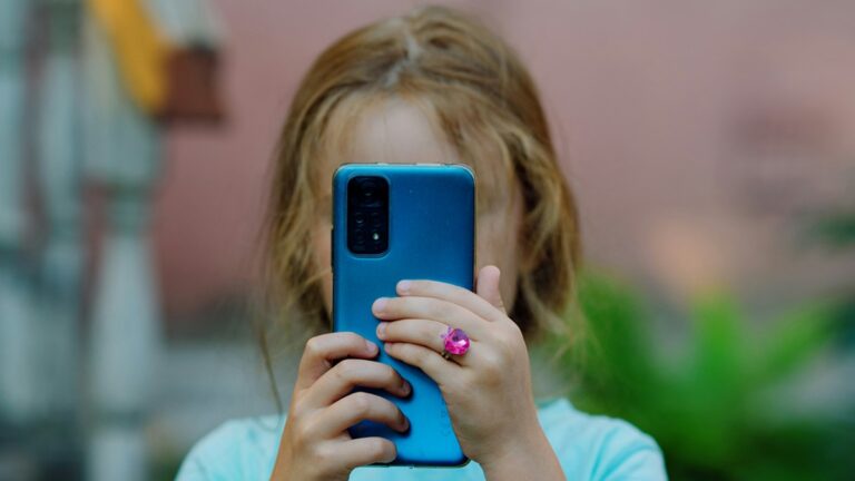 Dítě, telefon
