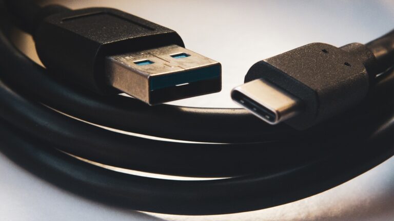 Tři USB kabely, které jako jediné opravdu dávají smysl. Více nepotřebujete a méně nestačí