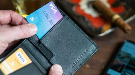 Platební kartu manžela použít nesmíte, ani když vám to dovolí a dá vám PIN. Banka má přísná pravidla, která to zakazují