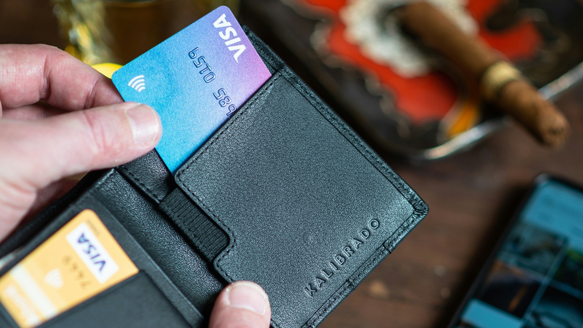 Platební kartu manžela použít nesmíte, ani když vám to dovolí a dá vám PIN. Banka má přísná pravidla, která to zakazují