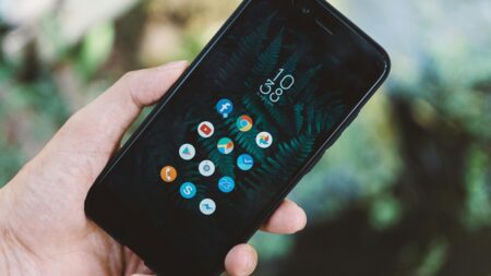 Neznámé číslo na displeji? Naslepo ho nezvedejte. Bezplatná databáze odhalí, kdo volá