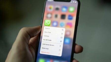 WhatsApp kopíruje starý trik z Messengeru. Zprávy uvidíte, aniž byste ho otevřeli