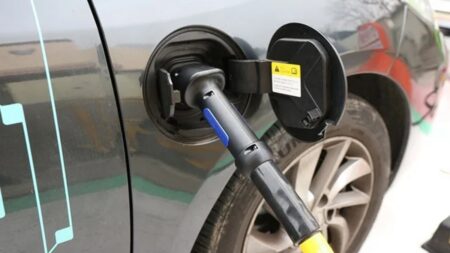 Nabíjení elektromobilu za 3 minuty: Čínská akademie věd vyřešila problém, který trápí celý svět