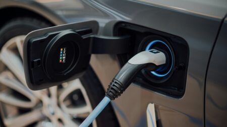 Švédští vědci prodloužili životnost baterií elektromobilů o 23 %. Stačila aktualizace softwaru, žádný nový hardware