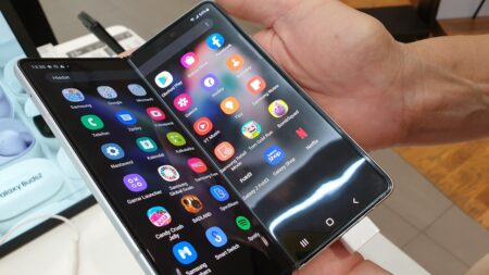 Ohebný iPhone dostává naprosto nekonvenční rozměry. Apple s tloušťkou pod 1 cm už teď likviduje konkurenci