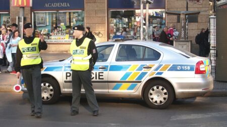 Ne vždy utečou ruce zákona: studovali v Praze, ale místo školy řídili podvodnou síť. Policie zatkla 10 cizinců za praní špinavých peněz