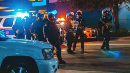 Stovky zkorumpovaných policistů odhaleny. Lidé umělou inteligenci nesnáší, ale prokázala velkou službu jim i státu