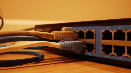 Restartujte Wi-Fi router jednou týdně. Většina lidí to nedělá, a pak se diví, proč nejde internet