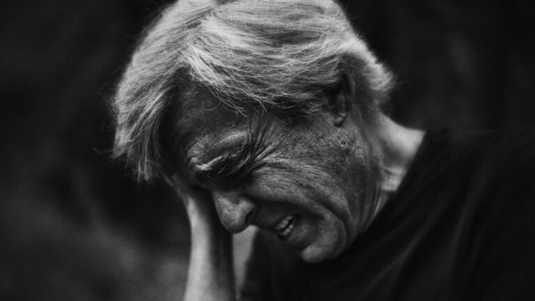 Senior pláče