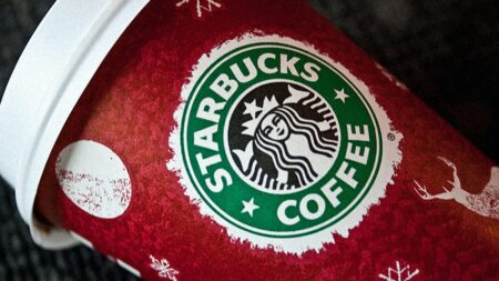 Zaměstnanci Starbucks slavili, když firma vypnula AI systém. Devět měsíců pletl druhy mléka a ztrácel zboží