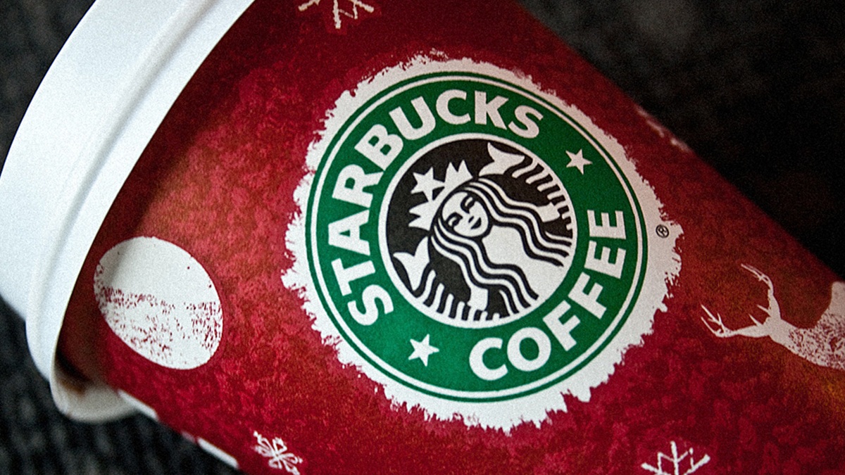 Zaměstnanci Starbucks slavili, když firma vypnula AI systém. Devět měsíců pletl druhy mléka a ztrácel zboží