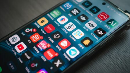 Nevíte vlastní telefonní číslo? Stane se. Nemusíte se ale prozvánět z jiného, telefon vám ho umí zobrazit sám