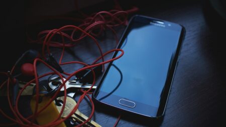 Baterii v Samsungu nežere jenom displej ani 5G, ale aplikace, kterou používá každý. Oprava zabere minutu