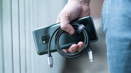 Tolik lidí to dělá zbytečně složitě, přitom existuje rychlejší cesta. Telefon umí vysílat obraz na televizi i bez kabelu