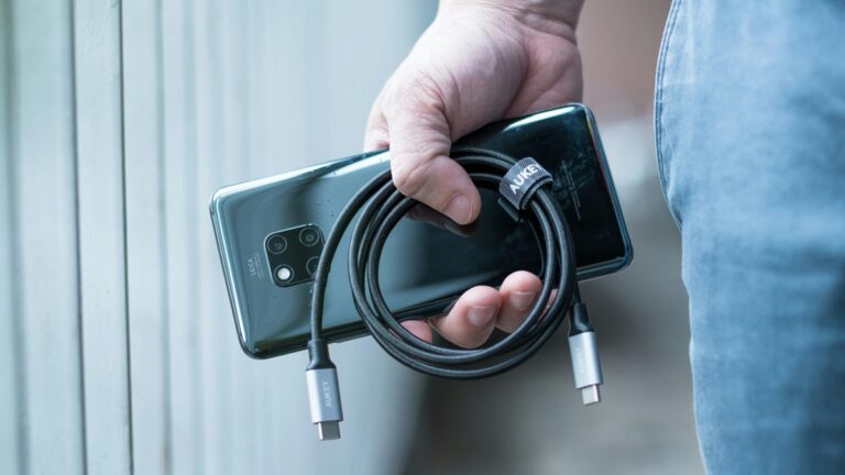 Tolik lidí to dělá zbytečně složitě, přitom existuje rychlejší cesta. Telefon umí vysílat obraz na televizi i bez kabelu