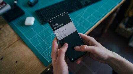 Notifikací je na telefonu často tolik, že jsou vyloženě otravné. Umlčte ty, které nechcete