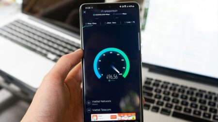 Operátoři slibují internet bez limitu, ale v podmínkách mají zmínku, kterou ho legálně zpomalí. A neříkají to